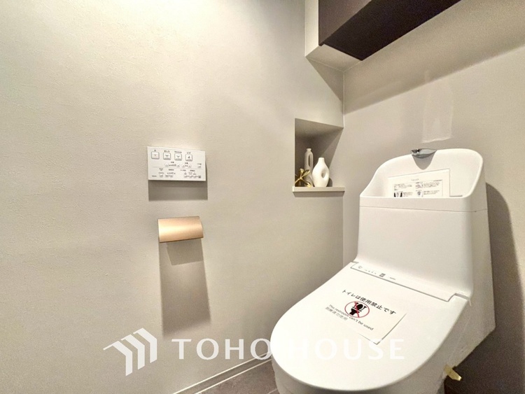 トイレ 清潔感あるホワイト調のクロスと温もり溢れるモダンカラーの床材が見事に調和した本邸宅は、毎日の生活を少しでも快適に過ごして頂ける様に落ち着いた雰囲気作りから行っています。