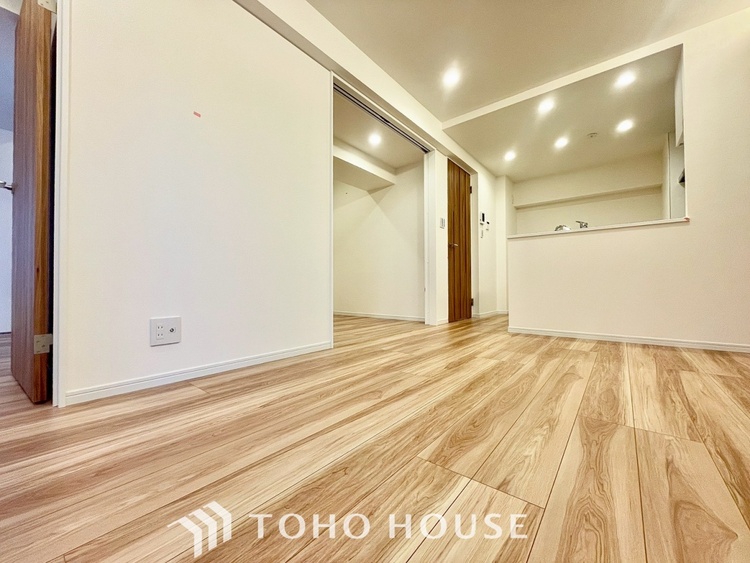 内装 【LIVING】◆陽光◆が差し込む。この開放的なLDKに家族の笑顔が集う。家族が一緒に過ごす空間は明るく、そして居心地よく。