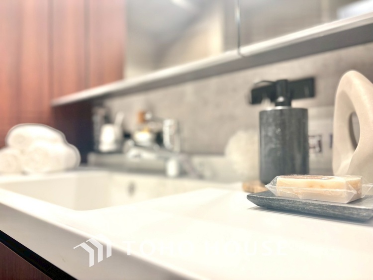 洗面 気持ちの良い朝をつくりだし、夕方には笑顔を取り戻させてくれるミラー。パウダールームはいつでも本来の自分を取り戻せる空間。明るく仕上げてあります。