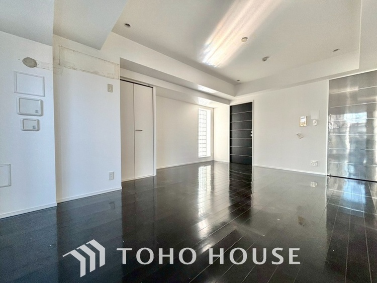 内装 風の通り道。舞い込んでくる風が優しく躍り、室内に爽やかな空気を運んでくる。