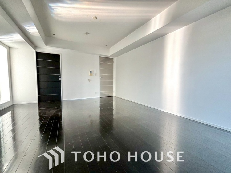 内装 叶えたかったのは落ち着きのあるナチュラルな風合い、そして開放感があるリビング。優雅な気分に浸れる幸せな時間を家族が自然と集まりたくなるこの空間で。