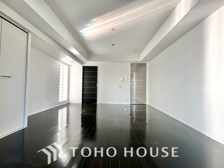 内装 ◆サンサンと◆差し込む太陽の光がこのリビングに笑いをもたらす。ソファの上のクッションがポカポカした暖気にぬくぬくと微睡んでいる。