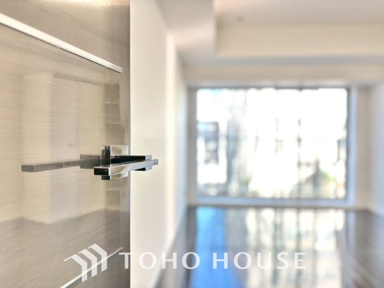 内装 使いやすく、明るい洋室に仕上がります。子供部屋や趣味のお部屋にご利用できます。ご自身で家具などを配置し、素敵な空間を創り上げられます。