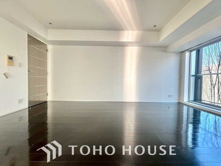 内装 ◆瀟洒な空間◆落ち着きのある彩が見事に調和させた瀟洒な空間を演出。ここに集まる家族の会話と笑顔が絶え間なく続く幸せな空間。