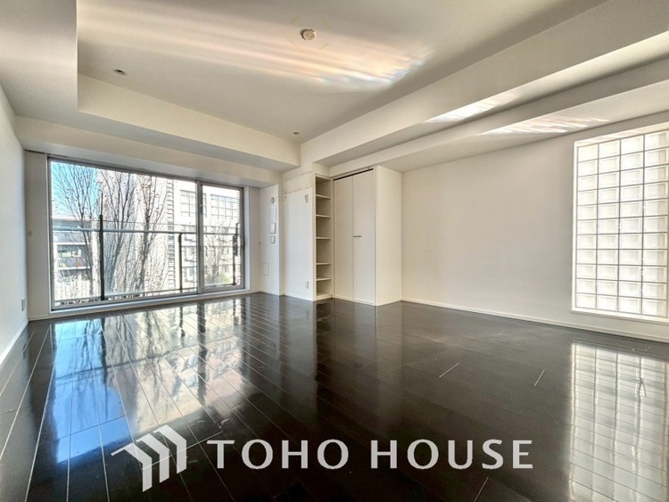 内装 ここはみんなが集い、食事と楽しい会話が始まる場所。話に夢中になりすぎて、ついつい時を忘れ、夜半過ぎになってしまう。そんな束の間の幸せを感じさせてくれます。