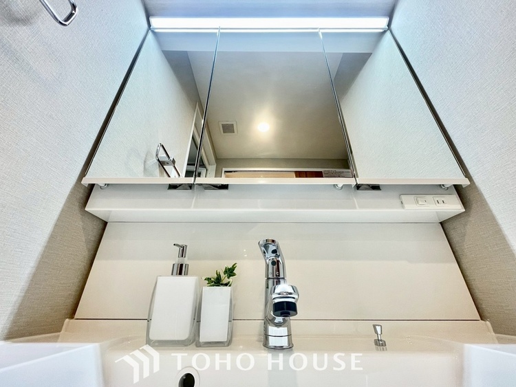洗面 【WASHROOM】◆快適◆煌びやかな暮らしの中にも忘れたくない快適さ。大きな収納が助けてくれます。
