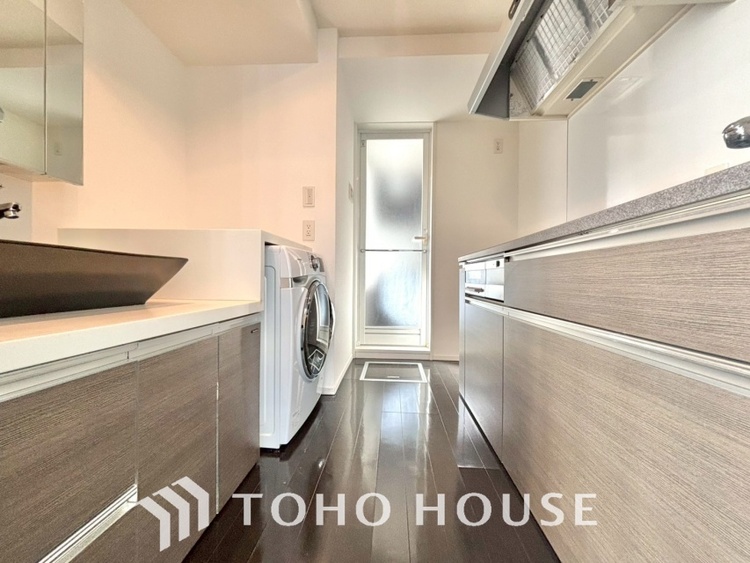 キッチン 手元の収納から、足元の収納までが全てスライド式で、奥のスペースまで有効に活用できます。奥まで上から見渡せるので、たまにしか使わない調理器具もサッと取出せます。