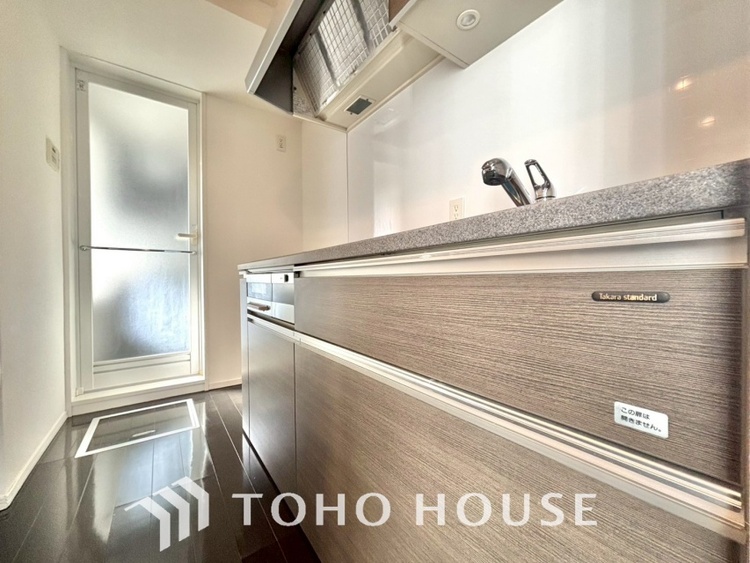 キッチン ◆愛育◆キッチンは家族の絆を育む大切な空間。シンプルで使い易いSystemKitchenで愉しく作る料理は愛情のある美味しいご馳走に。家族で使える広々としたダイニングキッチンです。