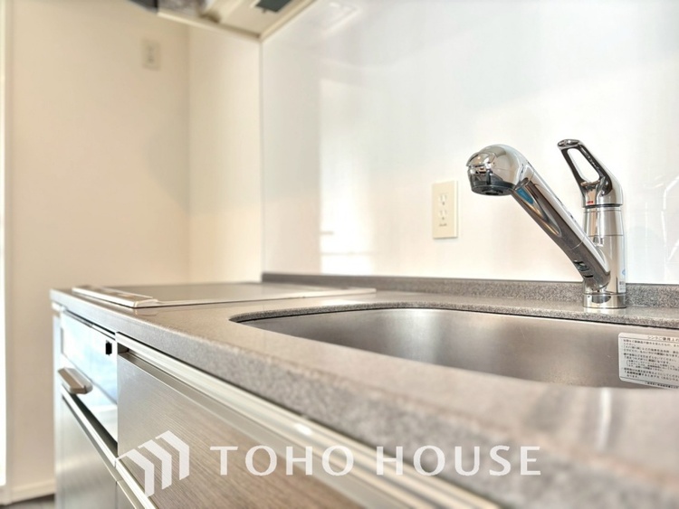 キッチン キッチンは家族の絆を育む大切な空間。シンプルで使い易いシステムキッチンで愉しく作る料理は愛情のある美味しいご馳走に。家族で使えるダイニングキッチンです。