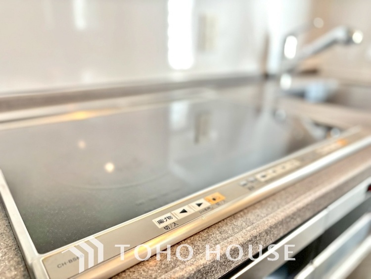 キッチン キッチンは家族の絆を育む大切な空間。シンプルで使い易いシステムキッチンで愉しく作る料理は愛情のある美味しいご馳走に。家族で使えるダイニングキッチンです。