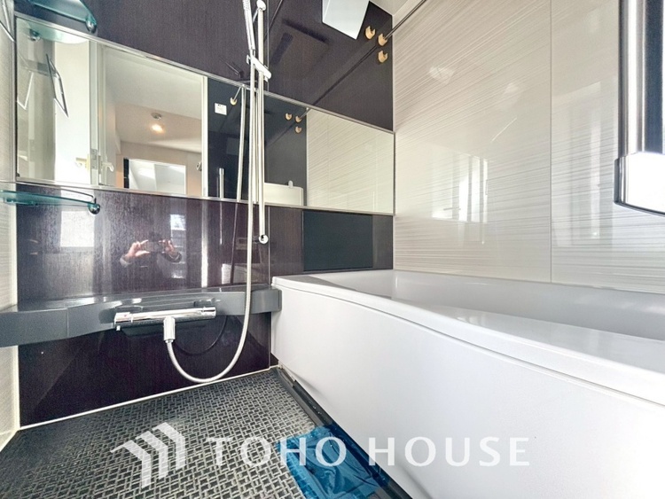 風呂 【浴室】《一日の疲れを落としてくれる場所は、落ち着く場所でなければならない》　高級感溢れるカラーと大きさ・柔らかな曲線で構成された半身浴も楽しめるバスタブが心地よさをもたらします。