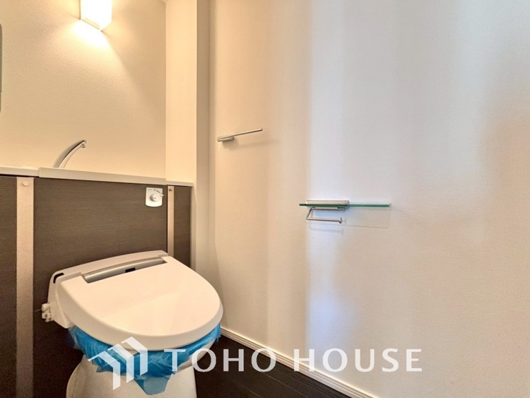 トイレ 清潔感あるホワイト調のクロスと温もり溢れるモダンカラーの床材が見事に調和した本邸宅は、毎日の生活を少しでも快適に過ごして頂ける様に落ち着いた雰囲気作りから行っています。