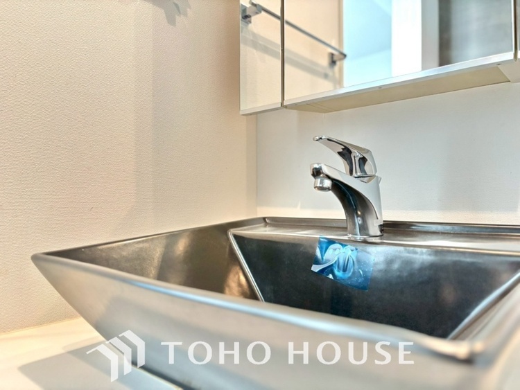 洗面 気持ちの良い朝をつくりだし、夕方には笑顔を取り戻させてくれるミラー。パウダールームはいつでも本来の自分を取り戻せる空間。明るく仕上げてあります。