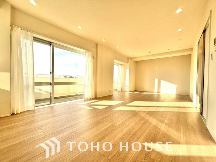 内装 叶えたかったのは落ち着きのあるナチュラルな風合い、そして開放感があるリビング。優雅な気分に浸れる幸せな時間を家族が自然と集まりたくなるこの空間で。