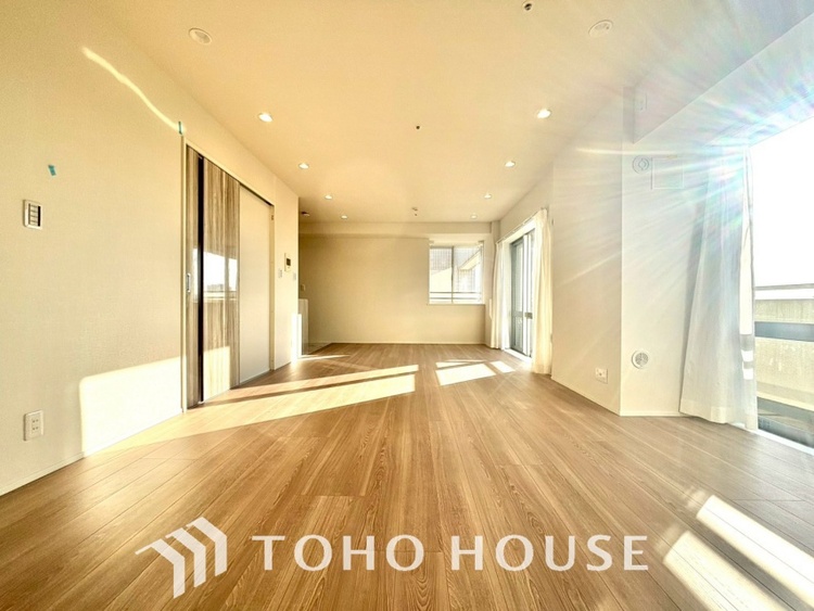 内装 ◆サンサンと◆差し込む太陽の光がこのリビングに笑いをもたらす。ソファの上のクッションがポカポカした暖気にぬくぬくと微睡んでいる。