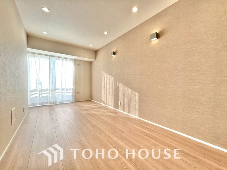 内装 使いやすく、明るい洋室に仕上がります。子供部屋や趣味のお部屋にご利用できます。ご自身で家具などを配置し、素敵な空間を創り上げられます。