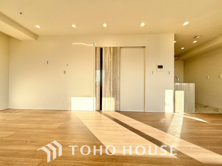 内装 ◆瀟洒な空間◆落ち着きのある彩が見事に調和させた瀟洒な空間を演出。ここに集まる家族の会話と笑顔が絶え間なく続く幸せな空間。