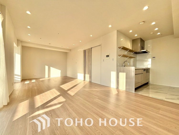 内装 ここはみんなが集い、食事と楽しい会話が始まる場所。話に夢中になりすぎて、ついつい時を忘れ、夜半過ぎになってしまう。そんな束の間の幸せを感じさせてくれます。