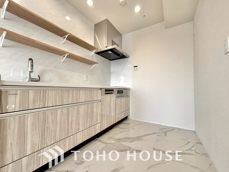 キッチン 手元の収納から、足元の収納までが全てスライド式で、奥のスペースまで有効に活用できます。奥まで上から見渡せるので、たまにしか使わない調理器具もサッと取出せます。