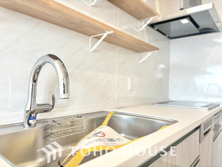 キッチン ◆愛育◆キッチンは家族の絆を育む大切な空間。シンプルで使い易いSystemKitchenで愉しく作る料理は愛情のある美味しいご馳走に。家族で使える広々としたダイニングキッチンです。