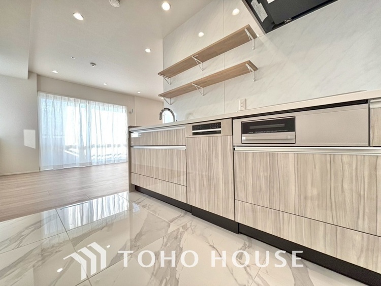 キッチン キッチンは家族の絆を育む大切な空間。シンプルで使い易いシステムキッチンで愉しく作る料理は愛情のある美味しいご馳走に。家族で使えるダイニングキッチンです。