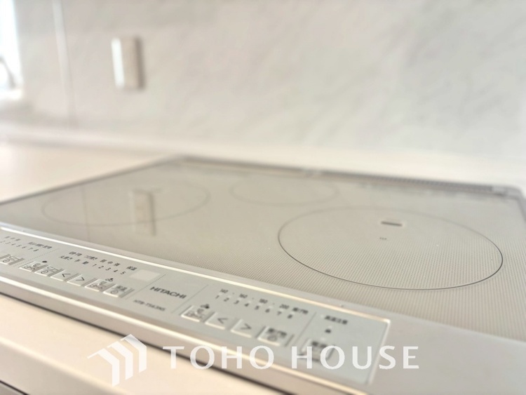 キッチン キッチンは家族の絆を育む大切な空間。シンプルで使い易いシステムキッチンで愉しく作る料理は愛情のある美味しいご馳走に。家族で使えるダイニングキッチンです。