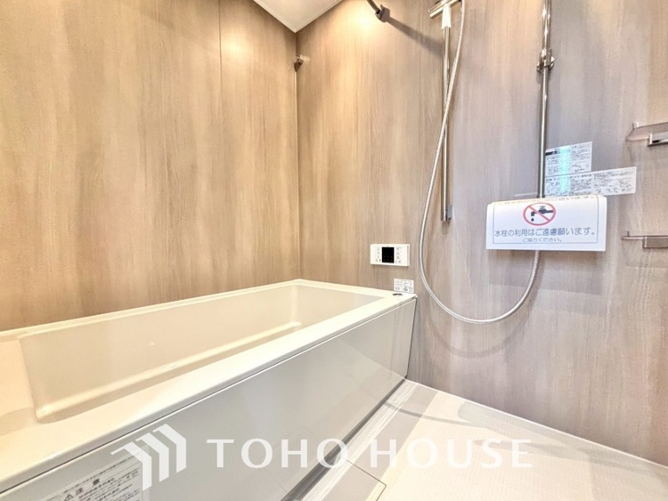 風呂 【浴室】《一日の疲れを落としてくれる場所は、落ち着く場所でなければならない》　高級感溢れるカラーと大きさ・柔らかな曲線で構成された半身浴も楽しめるバスタブが心地よさをもたらします。