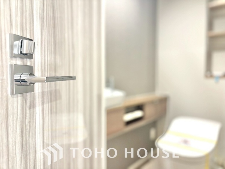 トイレ 清潔感あるホワイト調のクロスと温もり溢れるモダンカラーの床材が見事に調和した本邸宅は、毎日の生活を少しでも快適に過ごして頂ける様に落ち着いた雰囲気作りから行っています。