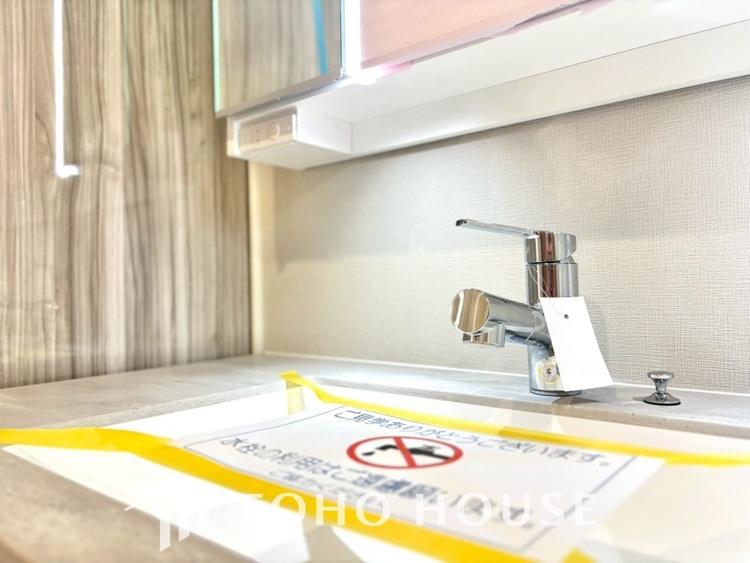 洗面 気持ちの良い朝をつくりだし、夕方には笑顔を取り戻させてくれるミラー。パウダールームはいつでも本来の自分を取り戻せる空間。明るく仕上げてあります。