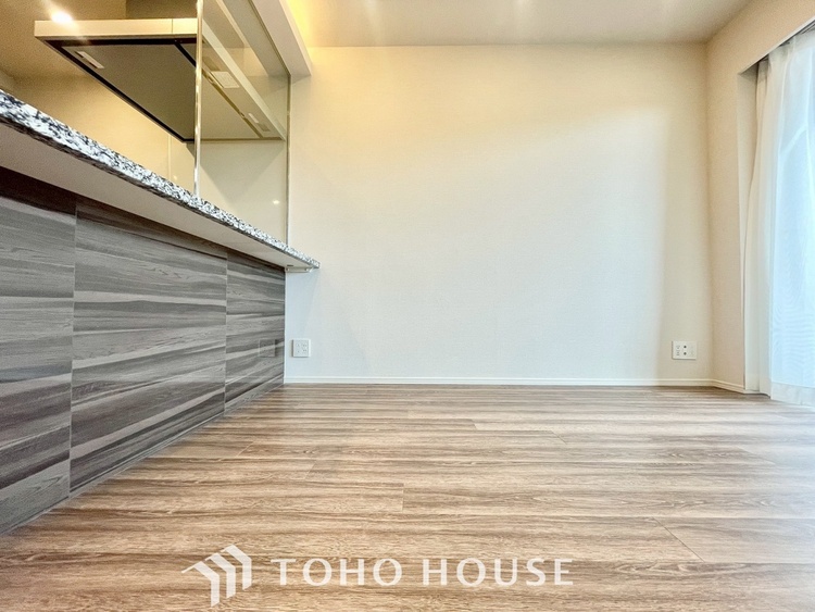 内装 【LIVING】◆扉を◆開くとこの景色。家族の”おかえり”の声が聞こえてきそう。