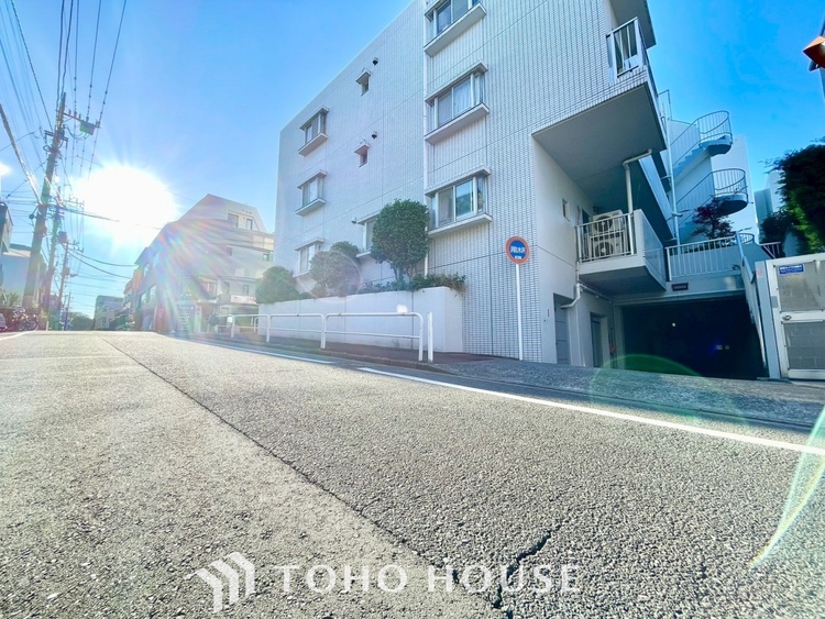 外観 ほんの少しのこだわり。ちょっとした色使いがその家がもつ雰囲気、趣（おもむき）を携え、暮らす家族や訪ねてくる友人・知人に新鮮な香りを運んできます。