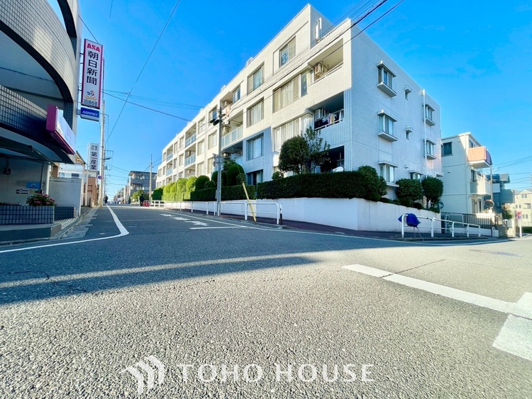 外観 ほんの少しのこだわり。ちょっとした色使いがその家がもつ雰囲気、趣（おもむき）を携え、暮らす家族や訪ねてくる友人・知人に新鮮な香りを運んできます。