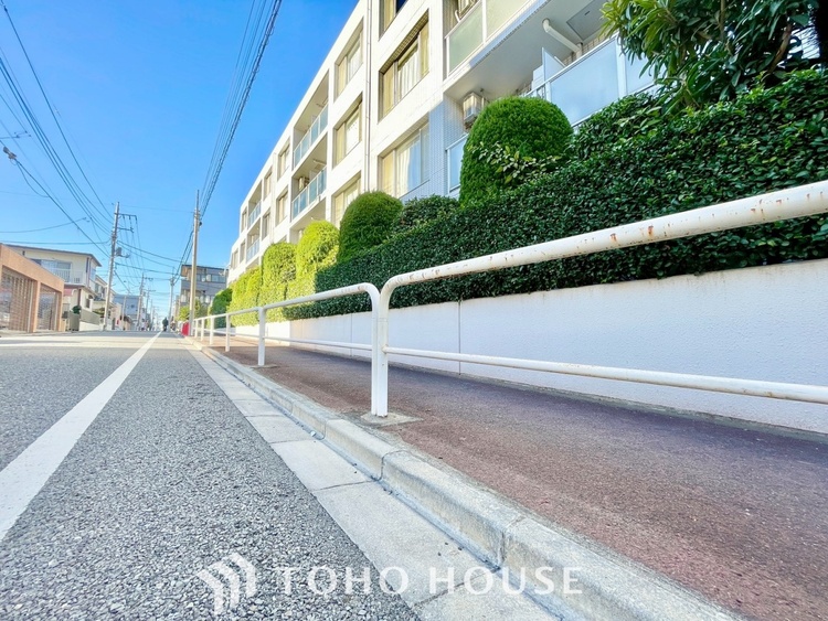 外観 ほんの少しのこだわり。ちょっとした色使いがその家がもつ雰囲気、趣（おもむき）を携え、暮らす家族や訪ねてくる友人・知人に新鮮な香りを運んできます。