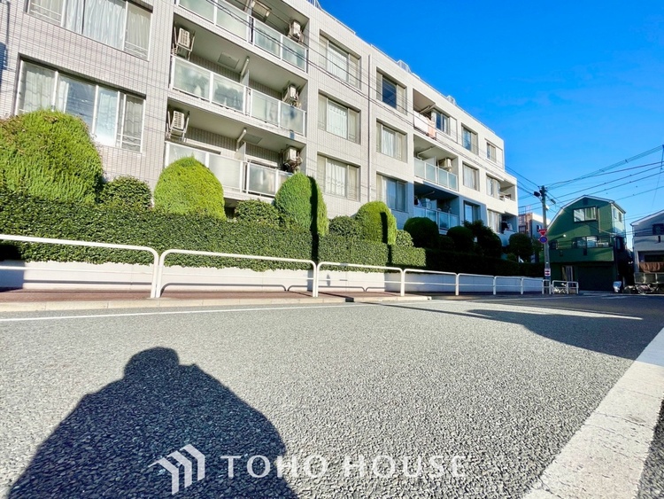 外観 ほんの少しのこだわり。ちょっとした色使いがその家がもつ雰囲気、趣（おもむき）を携え、暮らす家族や訪ねてくる友人・知人に新鮮な香りを運んできます。