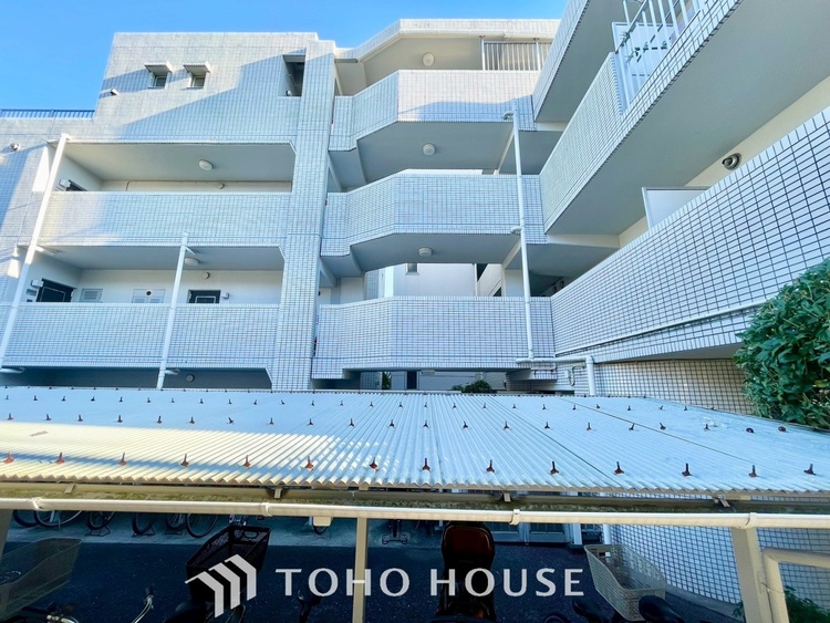 外観 ほんの少しのこだわり。ちょっとした色使いがその家がもつ雰囲気、趣（おもむき）を携え、暮らす家族や訪ねてくる友人・知人に新鮮な香りを運んできます。