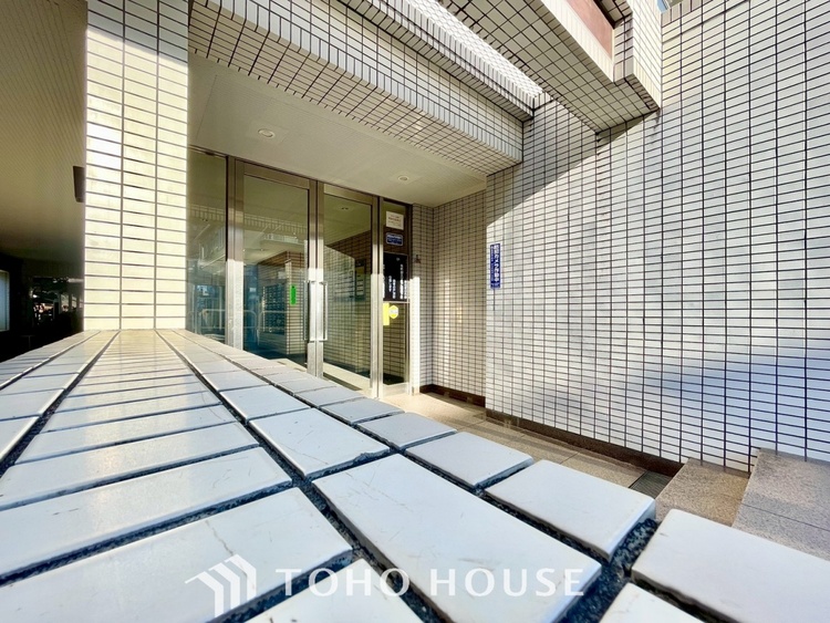 エントランス ほんの少しのこだわり。ちょっとした色使いがその家がもつ雰囲気、趣（おもむき）を携え、暮らす家族や訪ねてくる友人・知人に新鮮な香りを運んできます。