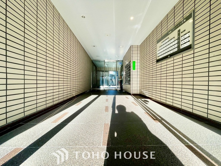 エントランス ほんの少しのこだわり。ちょっとした色使いがその家がもつ雰囲気、趣（おもむき）を携え、暮らす家族や訪ねてくる友人・知人に新鮮な香りを運んできます。