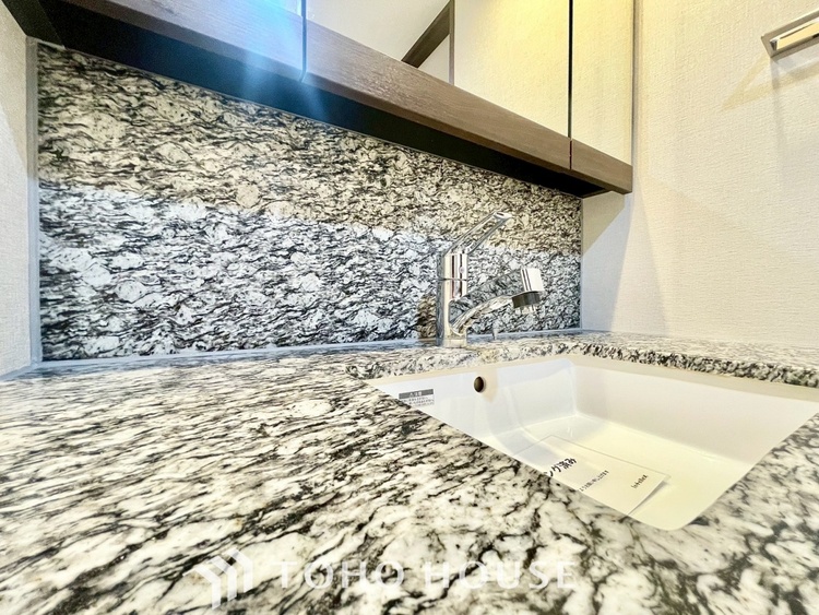 洗面 【WASHROOM】◆快適◆煌びやかな暮らしの中にも忘れたくない快適さ。大きな収納が助けてくれます。