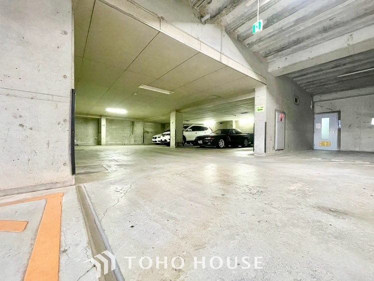 駐車場 大切な自動車を置いておけるスペースがあります。