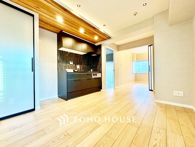 内装 ◆居心地のいい暮らし◆には欠かせない眩い採光。ゆったりとした幅の窓からこの空間に降り注ぐ採光が絶えない。明るいリビングこそ居心地のいい暮らしが待っているのだと思う。