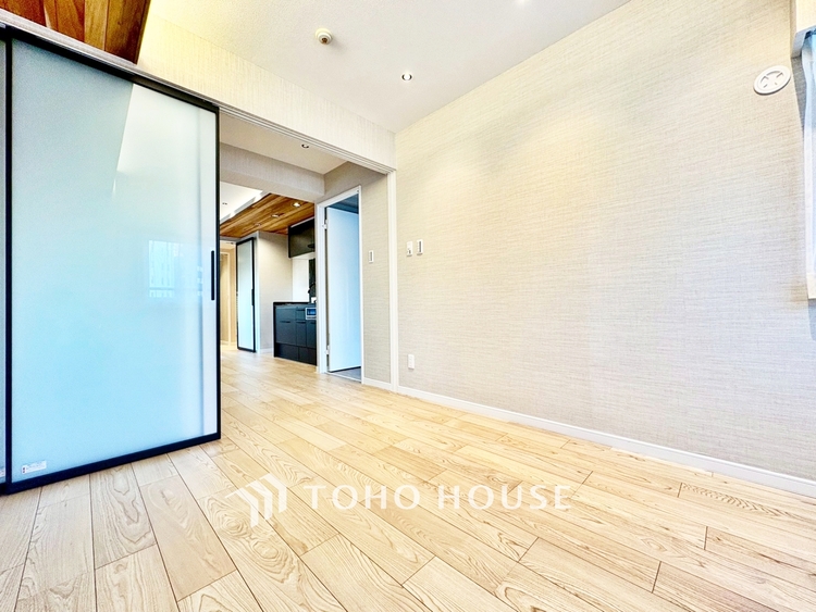 内装 ◆木漏れ日◆の様な採光が優しく足元を照らし、心地いい暮らしの道しるべを写し出す。この空間で過ごす家族との語らいの時間がとても素敵で幸せを感じるかもしれない。