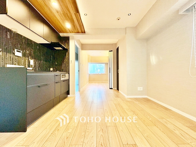 内装 ◆陽溜まり◆の温もりを感じ、ふわりと寄り添う太陽の妖精たちが自然と僕達を微睡ませる。うとうとしたい訳ではないがそんな時間が嫌いじゃない自分がここにいる。