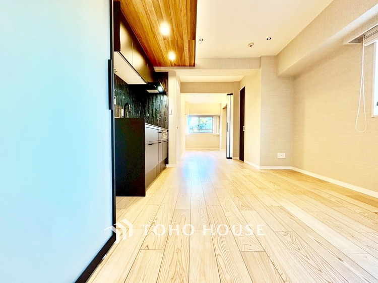 内装 ◆結ばれた◆玄関ドアを開けるとリビングから聞こえる小走りの足音。靴を脱ぎかけ目の前に立つ君の瞳と交差する。君は微笑みその刹那に心奪われる。佇む僕と君の間に赤い糸が結ばれた。