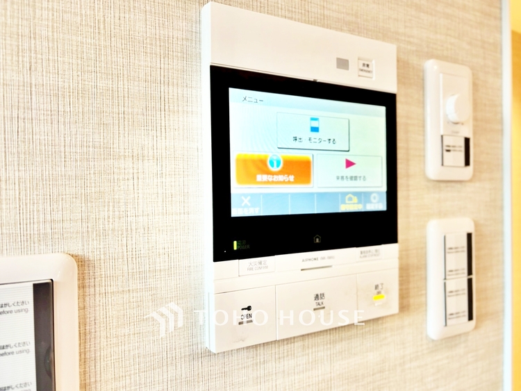 内装 ◆今宵の食卓◆ダウンライトに反射するグラスを眺めながらワインを注ぐ。トクトクと心地いい音をさせながら、フランスの古城を思わせる薫りがたちこめ、とても幸せな時を過ごせる。