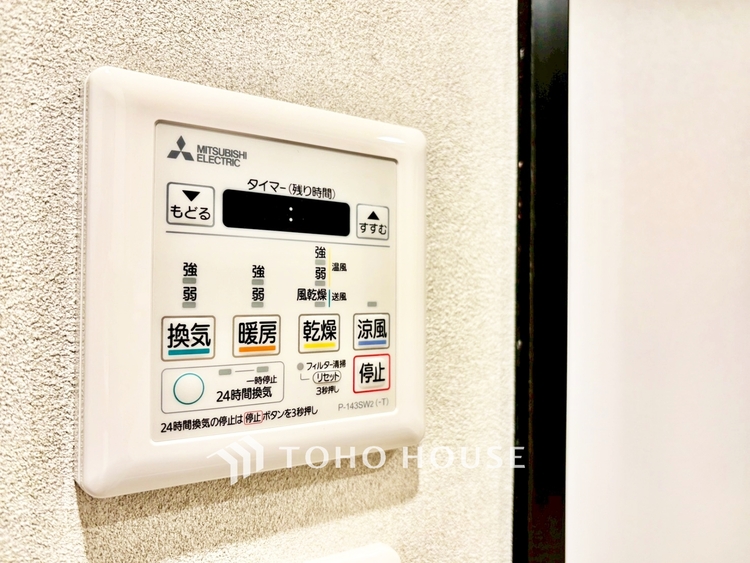 内装 ◆窓を開けると◆冷涼な風、そよぐリビング。だんらんの場所はここから始まり、ここで終わる。家族の笑顔が集う素敵な場所だから、こだわり抜いた思いが詰まっているのだと思う。