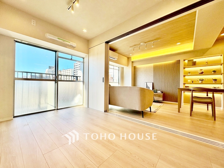 内装 ◆木漏れ日◆の様な採光が優しく足元を照らし、心地いい暮らしの道しるべを写し出す。この空間で過ごす家族との語らいの時間がとても素敵で幸せを感じるかもしれない。