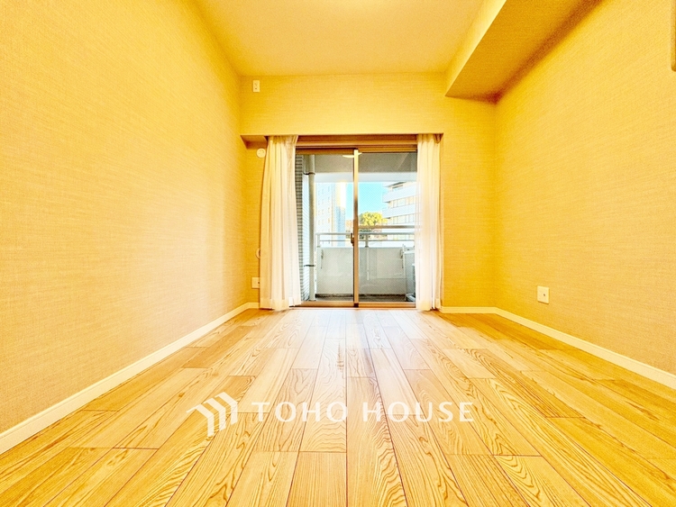 内装 ◆海の向こうへ沈む夕日◆オレンジ色の光は大人になった今の僕にはわかる。1日の終わりを伝えに来たわけではなく、また明日が来る方へ導いてくれた事を。