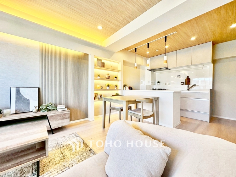 内装 ◆窓を開けると◆冷涼な風、そよぐリビング。だんらんの場所はここから始まり、ここで終わる。家族の笑顔が集う素敵な場所だから、こだわり抜いた思いが詰まっているのだと思う。