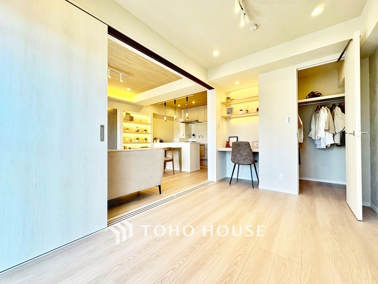 内装 ◆サンサンと◆差し込む太陽の光がこのリビングに笑いをもたらす。ソファの上のクッションがポカポカした暖気にぬくぬくと微睡んでいる。