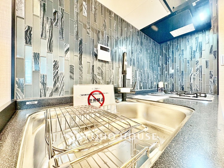 キッチン ◆ここに在る◆事も無げに美しく、伝えるには筆舌に尽くし難い。豪華絢爛や華美と言う事ではなく、住まう者にとって暮らし易く心地がいいと言う美しさがこの住まいには込められている。